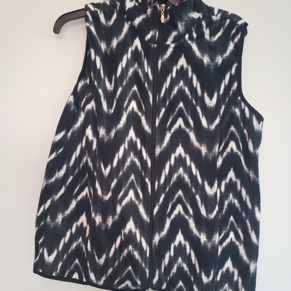 Black and white chevron fleece vest women LG